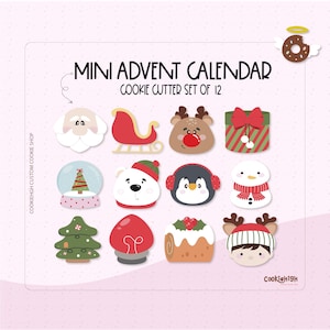 Könnte beinhalten: Ein Set aus 12 Weihnachtsplätzchenausstechern mit festlichen Designs wie Weihnachtsmann, Schlitten, Rentier und Schneemann. Der Text lautet "Mini Adventskalender Ausstecher-Set von 12". Die Ausstecher sind in verschiedenen Farben gehalten.