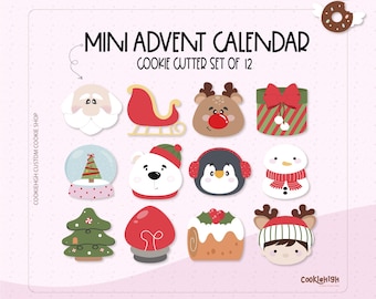 Könnte beinhalten: Ein Set aus 12 Weihnachtsplätzchenausstechern mit festlichen Designs wie Weihnachtsmann, Schlitten, Rentier und Schneemann. Der Text lautet "Mini Adventskalender Ausstecher-Set von 12". Die Ausstecher sind in verschiedenen Farben gehalten.