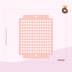 Peut inclure: Un emporte-pièce rose avec une grille de 10 rangées et 10 colonnes de cercles. L'emporte-pièce est conçu pour créer un motif de points sur les biscuits.