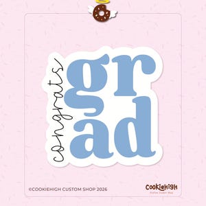 Puede incluir: Cortador de galletas con temática de graduación en azul claro y blanco con la palabra "grad" en letras grandes y en negrita y la palabra "congrats" en cursiva. Una pequeña rosquilla con alas y un halo en la parte superior. Fondo rosa claro.