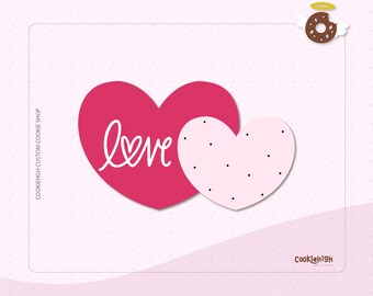 Op de afbeelding: Twee roze en rode hartvormige koekjes met het woord "love" op het grotere hart. De koekjes zijn op een roze achtergrond met witte stippen.