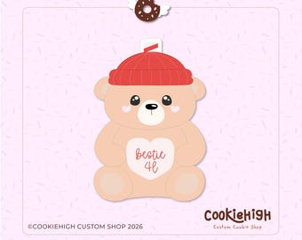 Op de afbeelding: Een bruine beer-vormige koekjessteker met een rode muts en de tekst "bestie 4L" op de borst. Een donut met een halo staat bovenaan. De koekjessteker staat op een roze achtergrond met de tekst "CookieHigh Custom Shop 2026".