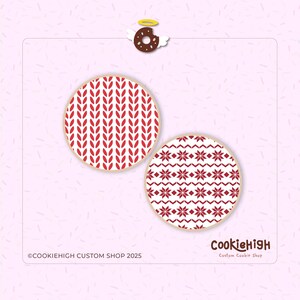 Op de afbeelding: Twee ronde onderzetters met rood-witte patronen. Eén heeft een verticaal bladachtig ontwerp, de andere een sneeuwvlokpatroon. De onderzetters staan op een lichtroze achtergrond. De tekst "CookieHigh Custom Shop 2025" is zichtbaar.