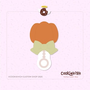 Op de afbeelding: Een pompoenvormige koekjessnijder met een lichtgroene strik en een witte handgreep. Een donut met vleugels en een halo staat bovenaan. De tekst "CookieHigh Custom Shop 2025" staat onderaan.