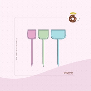 Op de afbeelding: Drie koekjesdecoratiegereedschappen met verschillende handvatkleuren: roze, groen en blauw. De gereedschappen zijn gevormd als kleine scheppen met een puntig uiteinde. De tekst "COOKIEHIGH CUSTOM COOKIE SHOP" is zichtbaar aan de linkerkant van de afbeelding.