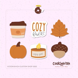 Könnte beinhalten: Eine Sammlung von Aufklebern zum Thema Herbst. Das Bild zeigt eine Kaffeetasse, die Worte "COZY fall", ein Blatt, einen Kürbis, eine Kerze mit den Worten "cozy girl" und eine Eichel. Die Aufkleber sind in Braun-, Orange- und Weißtönen gehalten.