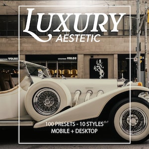 Può includere: Un'auto d'epoca color crema con pneumatici bianchi e dettagli cromati è parcheggiata in una via della città. L'immagine presenta il testo "LUXURY AESTETIC" e "100 PRESETS - 10 STYLES MOBILE + DESKTOP". L'auto è di fronte a un edificio.