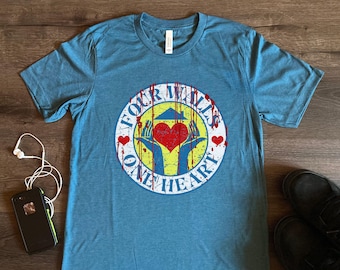 Retro Four Walls One Heart grafisch T-shirt, kleding met zwarte humor en een bloederig logo als parodie.