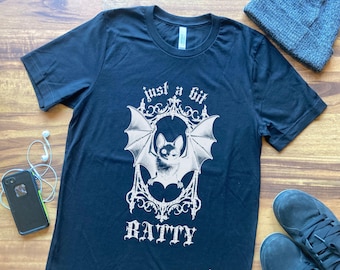 ちょっとバティなTシャツ、ダークユーモアゴシックキュートコウモリおもしろいちょっと狂ったパンクゴス中世シャツギフト、ちょっと奇妙でちょっと野生的なエモ