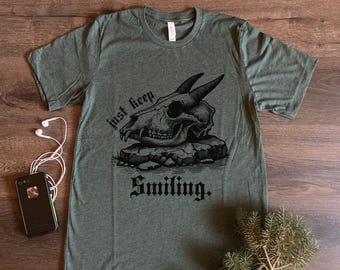 Blijf gewoon lachen T-shirt, donkere humor Goth Demon Geitenschedel Nepglimlach Gelukkige punk geestelijke gezondheid Shirt cadeau grappig nog steeds optimistisch na de dood