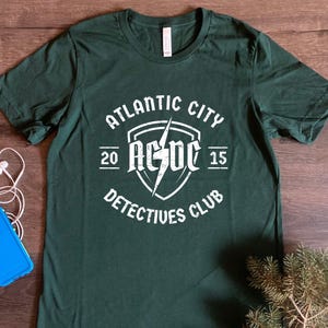ACDC Parodia Tshirt, Atlantic City Detectives Club Jake Charles Citazione Viaggio Nome Scherzo Maglietta Regalo, Divertente Brooklyn NYPD Poliziotto Commedia Umorismo
