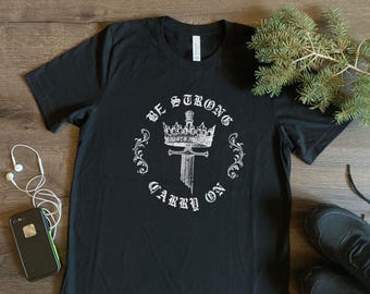Wees sterk, ga door, Warrior King Knight Valor Crowned Broken Longsword T-shirt cadeau, Crown Sword Blade Keep Fighting shirt, sierlijke middeleeuwse