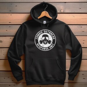Könnte beinhalten: Schwarzer Kapuzenpullover mit einem weißen Aufdruck einer Gasmaske mit dem Text "Zombie Outbreak Response Unit" darum herum.