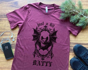 Gewoon een beetje getikt t-shirt, grappig gotisch een beetje raar anders donkere humor schattige vleermuis occulte heks punk goth emo oneven gek shirt cadeau, middeleeuws