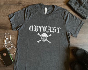 Outcast tshirt, punk piraat knorrige schedel gekruiste knekels donkere humor anders passen niet in goth emo grappig raar trots weggelaten shirt cadeau middeleeuws
