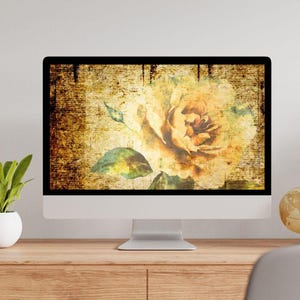 Può includere: Uno sfondo per desktop digitale con un dipinto ad acquerello di una rosa gialla su uno sfondo testurizzato e invecchiato.