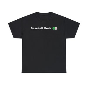 Könnte beinhalten: Schwarzes T-Shirt mit dem weißen Schriftzug "Baseball Mode" und einer grün-weißen Baseball-Grafik. Das Shirt besteht aus einem weichen Material und hat einen klassischen Rundhalsausschnitt.