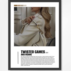 Op de afbeelding: Een ingelijste poster met de boekomslag van "Twisted Games" van Ana Huang. De afbeelding toont een vrouw in een cr&egrave;mekleurige jas met een witte handtas en een gouden ketting. De poster heeft een zwarte lijst.