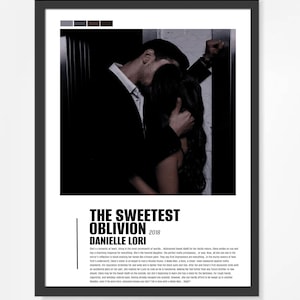 Könnte beinhalten: Ein gerahmtes Poster mit einer romantischen Szene eines Paares, das sich umarmt. Das Poster trägt den Titel "THE SWEETEST OBLIVION" und den Namen des Autors, Danielle Lori, mit dem Jahr 2018.