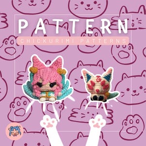 Puede incluir: Un diseño de patrón de ganchillo rosa y blanco con la palabra "PATTERN" en letras blancas grandes. La imagen presenta dos figuras de ganchillo, una con pelo rosa y la otra con apariencia de zorro. También está presente el texto "CHICKURIMI PATTERNS".
