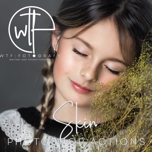 Può includere: Una ragazza con gli occhi chiusi, che tiene un mazzo di fiori secchi. L'immagine è per un set di azioni di Photoshop chiamato "Skin" di WTF:FOTOGRAFY.
