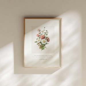 Op de afbeelding: Een ingelijste print met een aquarel-illustratie van een boeket witte en roze bloemen. De print bevat de tekst "Above all, keep loving one another earnestly, since love covers a multitude of sins. 1 PETER 4:8".