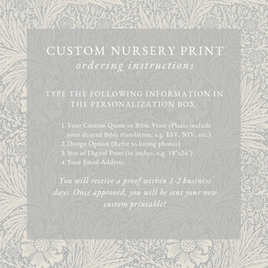 以下が含まれることがあります： 「CUSTOM NURSERY PRINT ordering instructions」というテキストと、ナーサリープリントをカスタマイズするための手順が書かれた薄い灰色の印刷可能な指示書。手順には、1. カスタムの引用文または聖書の節、2. デザインオプション、3. デジタルプリントのサイズ、4. メールアドレスが含まれています。また、1～2営業日以内に校正版が送付されることも記載されています。