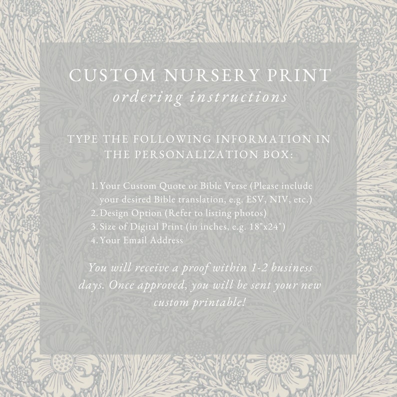 以下が含まれることがあります： 「CUSTOM NURSERY PRINT ordering instructions」というテキストと、ナーサリープリントをカスタマイズするための手順が書かれた薄い灰色の印刷可能な指示書。手順には、1. カスタムの引用文または聖書の節、2. デザインオプション、3. デジタルプリントのサイズ、4. メールアドレスが含まれています。また、1～2営業日以内に校正版が送付されることも記載されています。