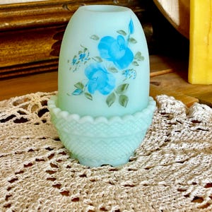 Lampe de fée Fenton vintage peinte à la main en satin bleu rose et signée de l&#39;artiste