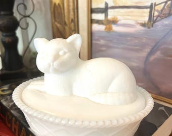 Piatto vintage Westmoreland in vetro bianco latte con coperchio a forma di gatto sul nido e scatola portagioie con cestino decorato con perline.