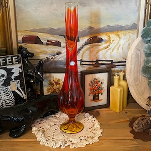 Vintage Viking Epic Six Petal Swung Vase – Amberina – 20.5&quot; Tall – Mid-Century Modern Glass – Original Sticker