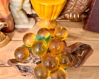 Vintage midden van de eeuw amberkleurige Lucite-druiventros - MCM Home Decor