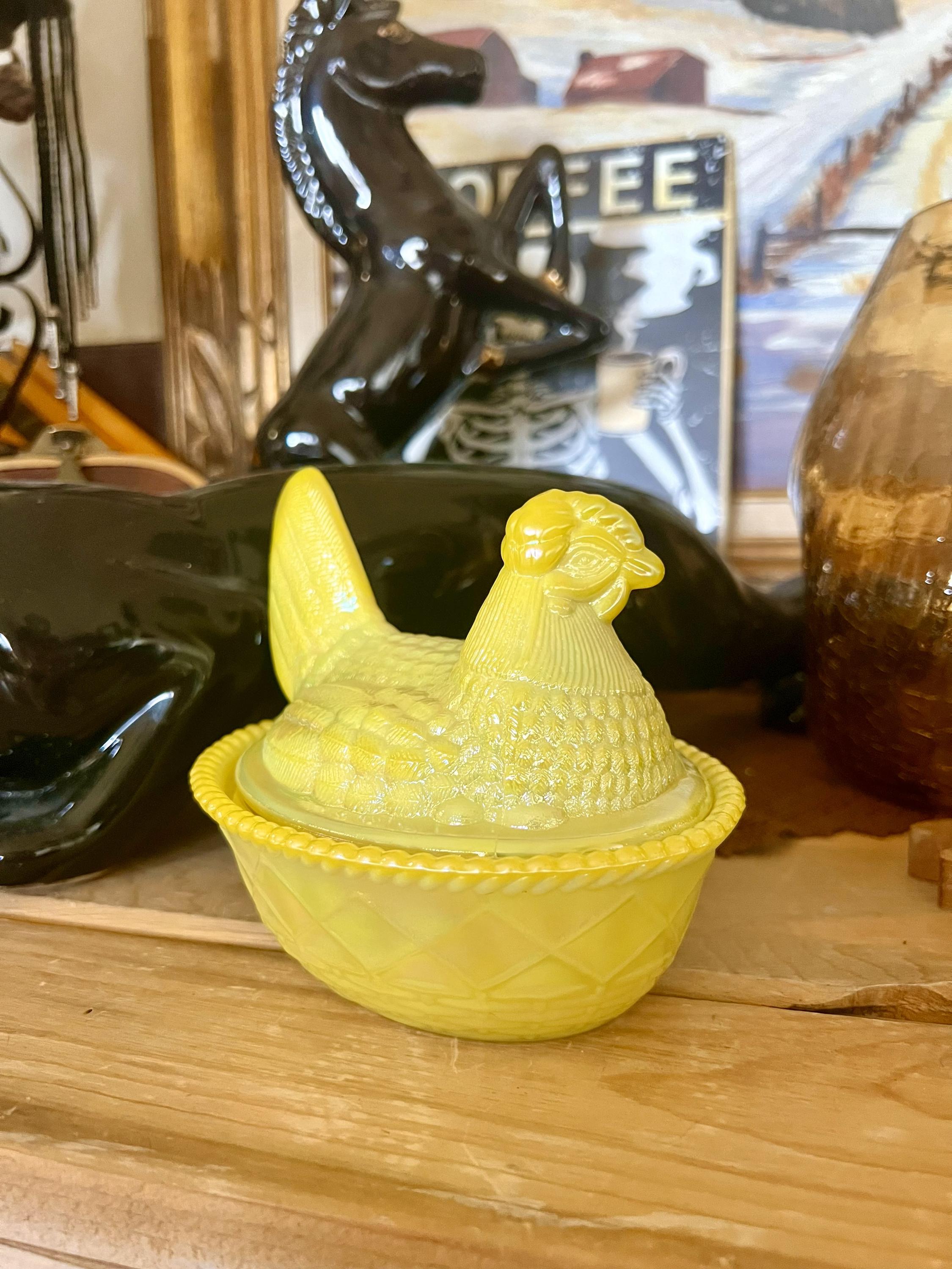 Mosser Glass Hen on Nest – Dandelion Carnival Yellow