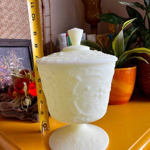 Plato de pedestal con tapa de vidrio flan satinado amarillo Fenton vintage
