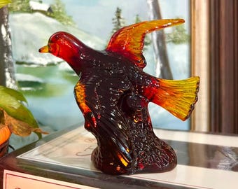 Figura vintage de pájaro en vuelo de cristal artístico Amberina de Mosser, reactiva a la luz ultravioleta.