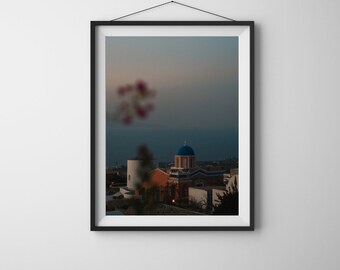 Santorini - Carteles verticales mate premium - Cúpula azul de Grecia - Arte de la pared de Grecia - Decoración de la casa de playa - Decoración del baño - Iglesia Azul