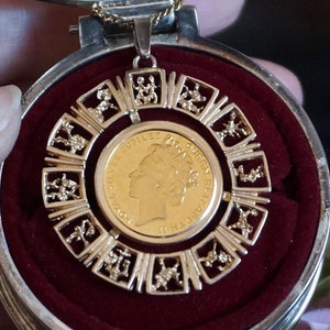 Gold Half Sovereign 1977 gold coin, 9kt Gold calendar pendant &, Vintage Gold coin pendant with 12 month golf frame, GG39