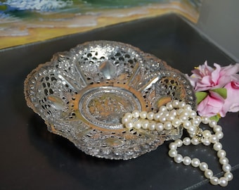 Piatto antico in argento tedesco con coppia di corteggiatori, piatto portaoggetti traforato e sbalzato, mezzaluna, argento 800, TLJ31