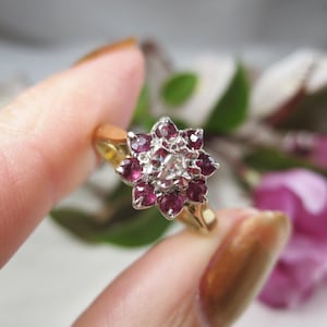 Massiver 333er Gelbgoldring mit Rubin und Diamanten, Größe 15,5 mm, RU17