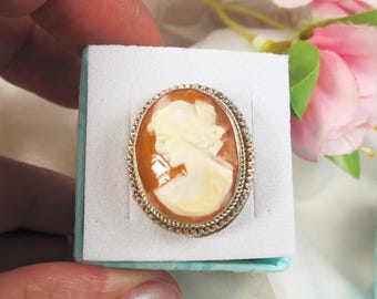 Pendentif camée coquillage victorien en argent avec profil de jeune fille féminin regardant vers la gauche, broche camée en filigrane, bijoux camée, C54