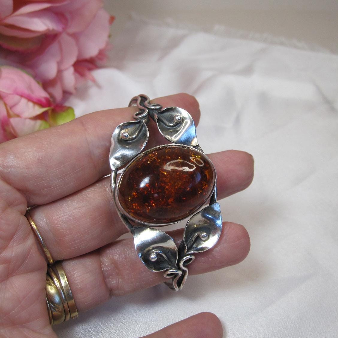 琥珀と花のデザインが施されたヴィンテージシルバーのカフブレスレット