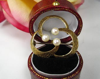 Vintage 14k Yellow Gold Mid-Century Brooch with 3 Pearls, TB34