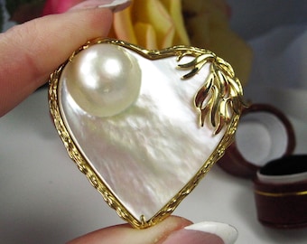 Vintage 18kt Gold Brooch in Heart Shape with Mother of Pearl and Unborn Large Pearl, J7