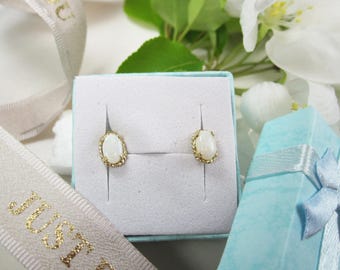 Vintage örhängen i massivt guld med naturlig opal, O.15