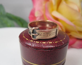 Ring med guldspänne och gravyr "Mother", viktoriansk era, engelsk ring i 9 karat roséguld, storlek 6 1/2, TB270