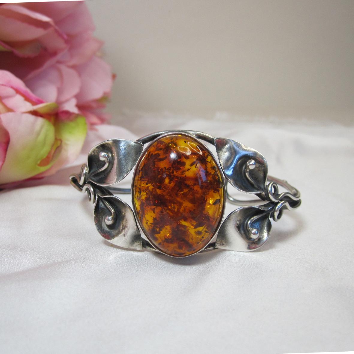 琥珀と花のデザインが施されたヴィンテージシルバーのカフブレスレット