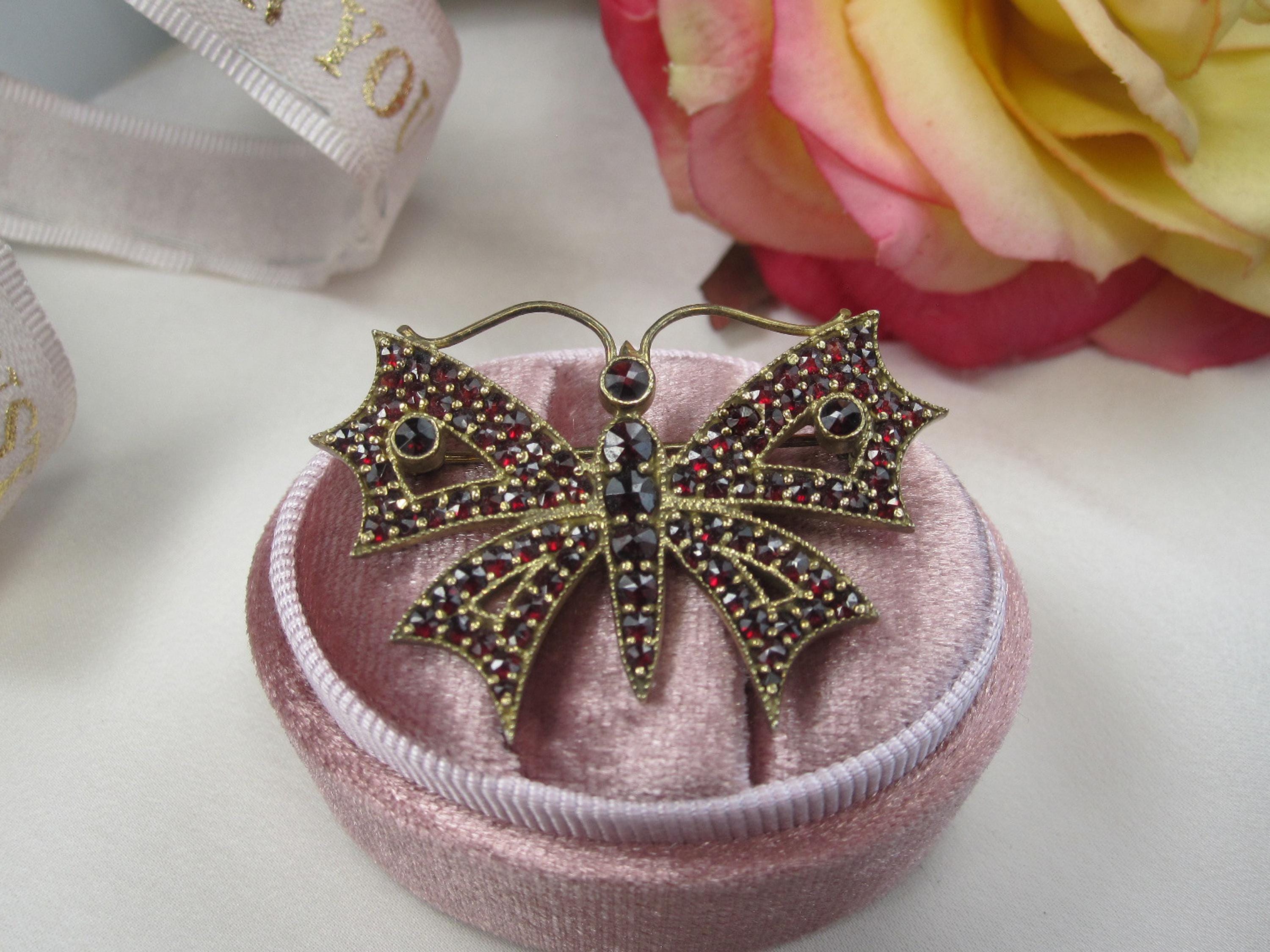 ヴィンテージ ボヘミアンガーネット 蝶 ブローチ バタフライ アンティーク調 アンティークシルバーガーネットバタフライブローチ、ボヘミアン
