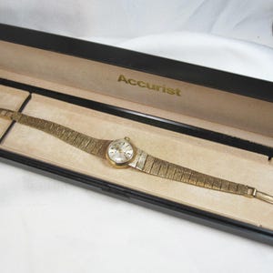 Vintage 1973 9ct yellow gold Accurist, women gold wrist watch and bracelet, Swiss made 21 jewels, mechanical 9ct gold integral bracelet, W13