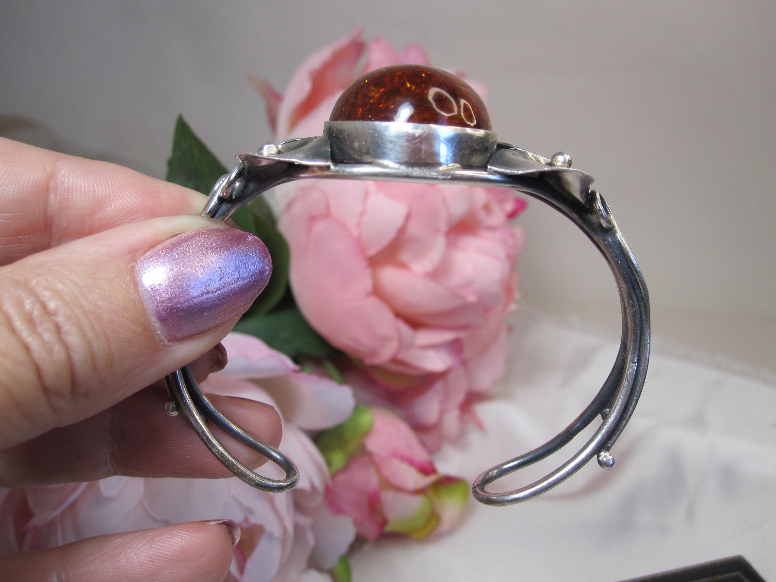 琥珀と花のデザインが施されたヴィンテージシルバーのカフブレスレット