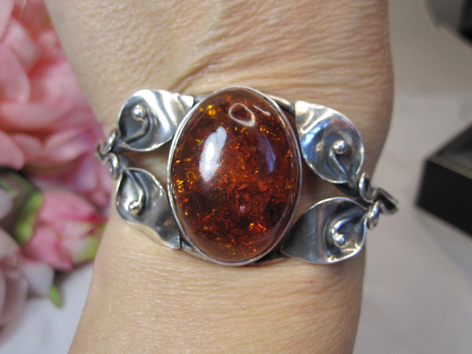 琥珀と花のデザインが施されたヴィンテージシルバーのカフブレスレット